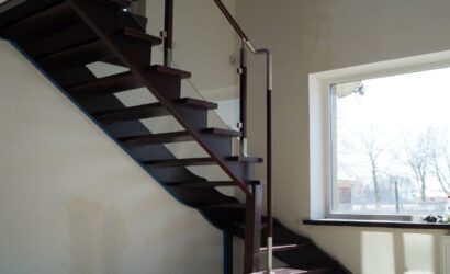 Schody policzkowe z metalowymi balustradami