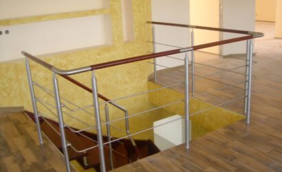 Schody policzkowe z metalowymi balustradami