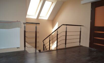 Schody policzkowe z metalowymi balustradami