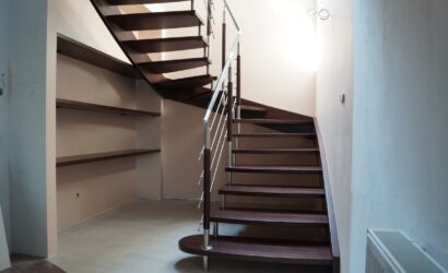 Schody policzkowe z metalowymi balustradami