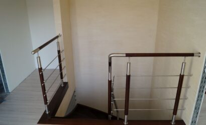 Schody policzkowe z metalowymi balustradami