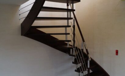 Schody policzkowe z metalowymi balustradami