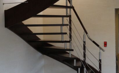 Schody policzkowe z metalowymi balustradami