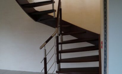 Schody policzkowe z metalowymi balustradami