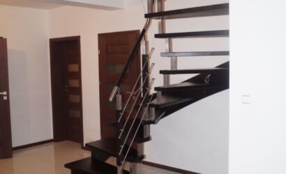 Schody policzkowe z metalowymi balustradami