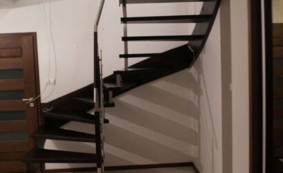 Schody policzkowe z metalowymi balustradami