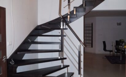 Schody policzkowe z metalowymi balustradami