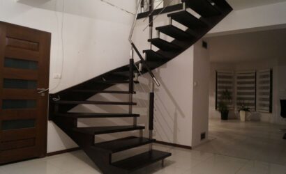 Schody policzkowe z metalowymi balustradami
