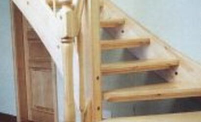 Drewniane schody z drewnianymi balustradami