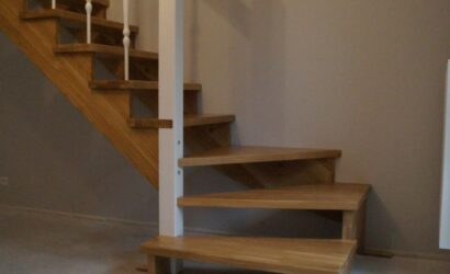 Drewniane schody z metalowymi balustradami