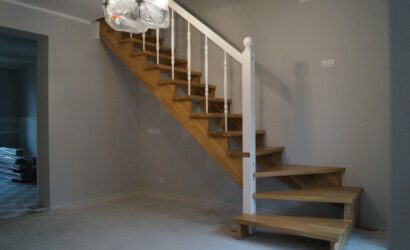 Drewniane schody z metalowymi balustradami