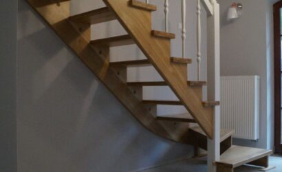 Drewniane schody z metalowymi balustradami