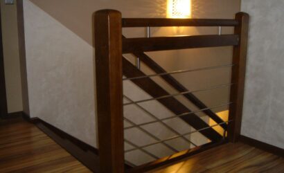 Drewniane schody z metalowymi balustradami
