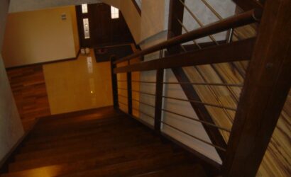 Drewniane schody z metalowymi balustradami