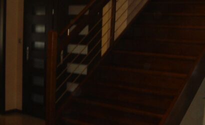 Drewniane schody z metalowymi balustradami