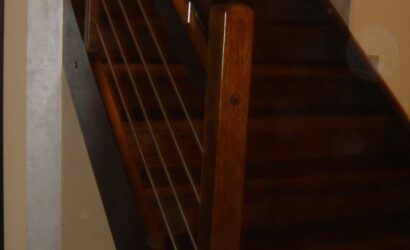 Drewniane schody z metalowymi balustradami