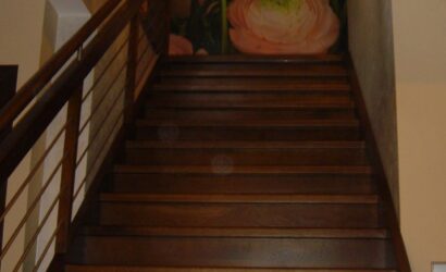Drewniane schody z metalowymi balustradami