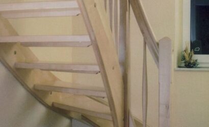 Drewniane schody z drewnianymi balustradami