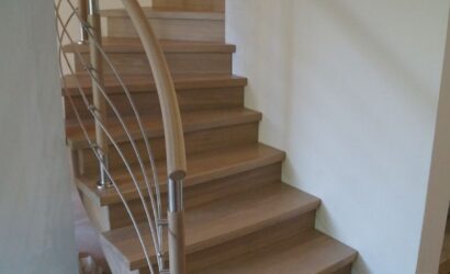 Drewniane schody z metalowymi balustradami