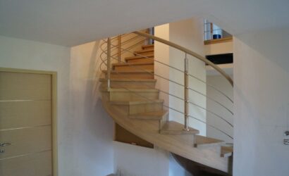 Drewniane schody z metalowymi balustradami