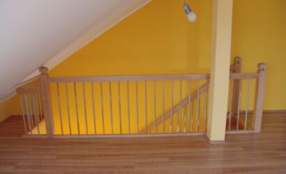 Drewniane schody z drewnianymi balustradami