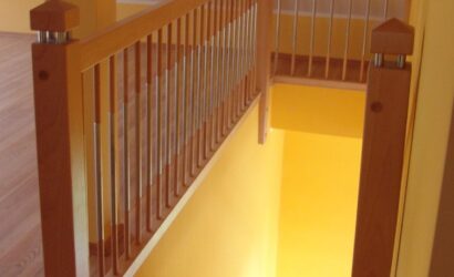 Drewniane schody z drewnianymi balustradami