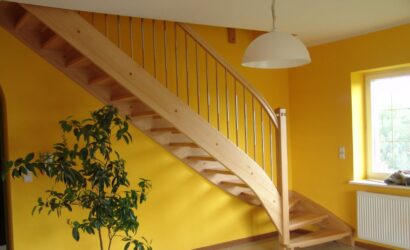 Drewniane schody z metalowymi balustradami