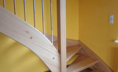 Drewniane schody z metalowymi balustradami