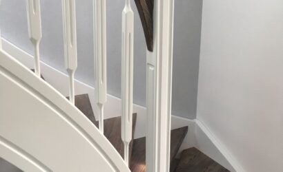 Drewniane schody z drewnianymi balustradami