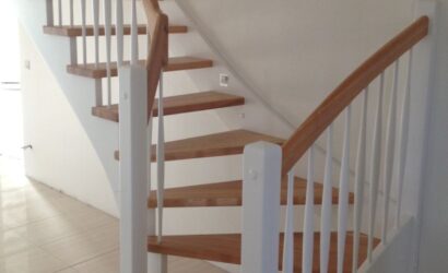Drewniane schody z drewnianymi balustradami
