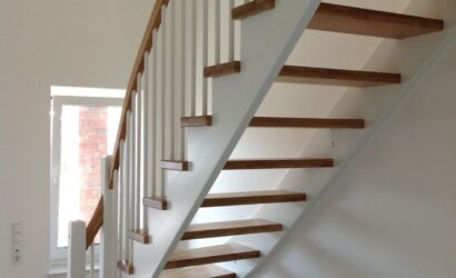 Drewniane schody z drewnianymi balustradami