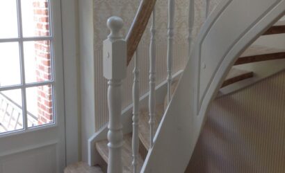 Drewniane schody z drewnianymi balustradami