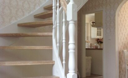 Drewniane schody z drewnianymi balustradami