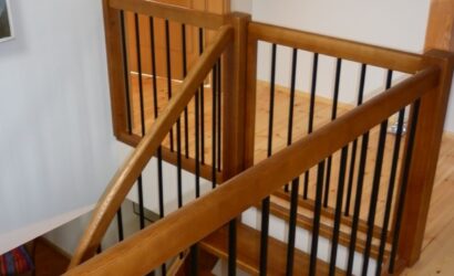 Drewniane schody z metalowymi balustradami