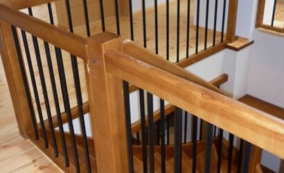 Drewniane schody z metalowymi balustradami