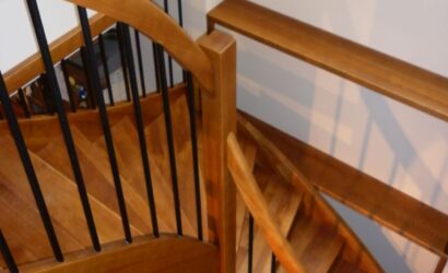 Drewniane schody z metalowymi balustradami