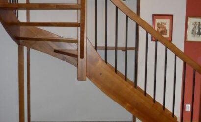 Drewniane schody z metalowymi balustradami
