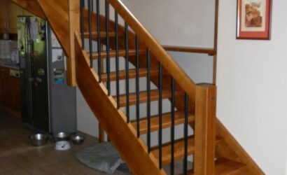 Drewniane schody z metalowymi balustradami