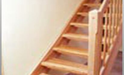 Drewniane schody z drewnianymi balustradami