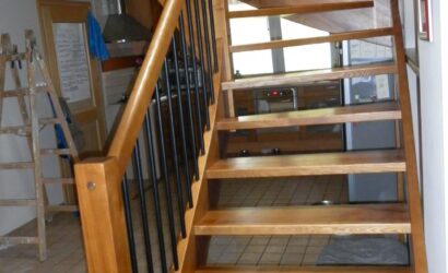 Drewniane schody z metalowymi balustradami