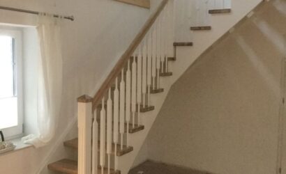 Drewniane schody z drewnianymi balustradami