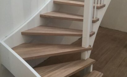 Drewniane schody z drewnianymi balustradami