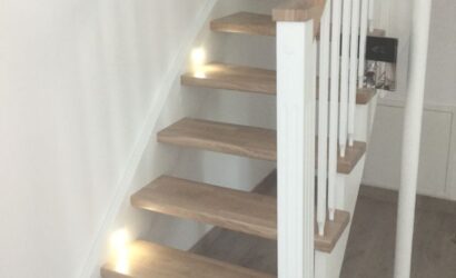 Drewniane schody z drewnianymi balustradami