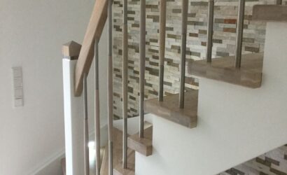 Drewniane schody z metalowymi balustradami