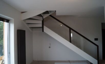 Drewniane schody ze szklanymi balustradami