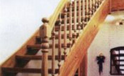 Drewniane schody z drewnianymi balustradami