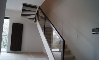 Drewniane schody ze szklanymi balustradami