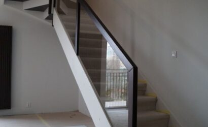 Drewniane schody ze szklanymi balustradami