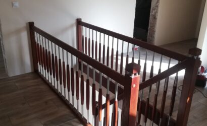 Drewniane schody z metalowymi balustradami