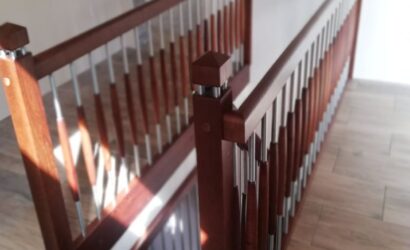 Drewniane schody z metalowymi balustradami